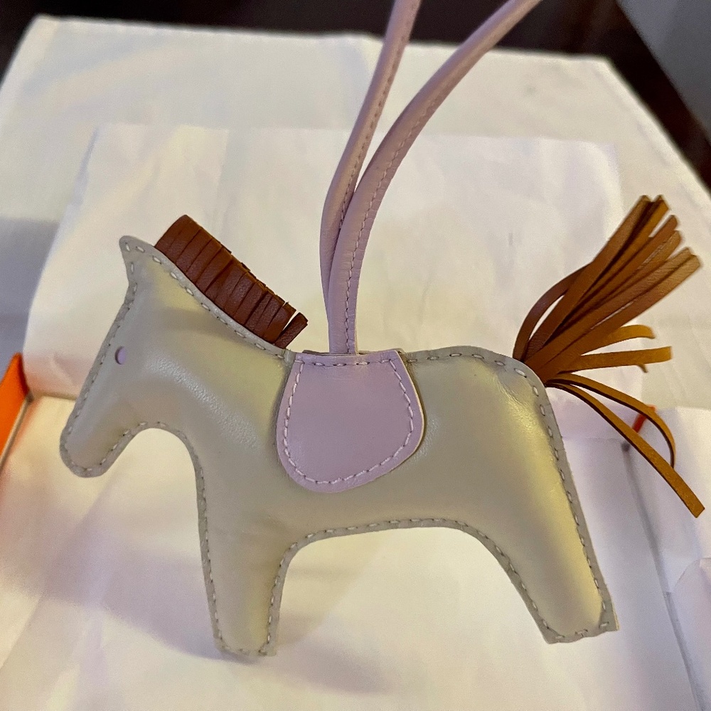 Hermes New, Never-Used Rodeo MM Charm Milo Lambskin Craie/Gold/Mauve Pale